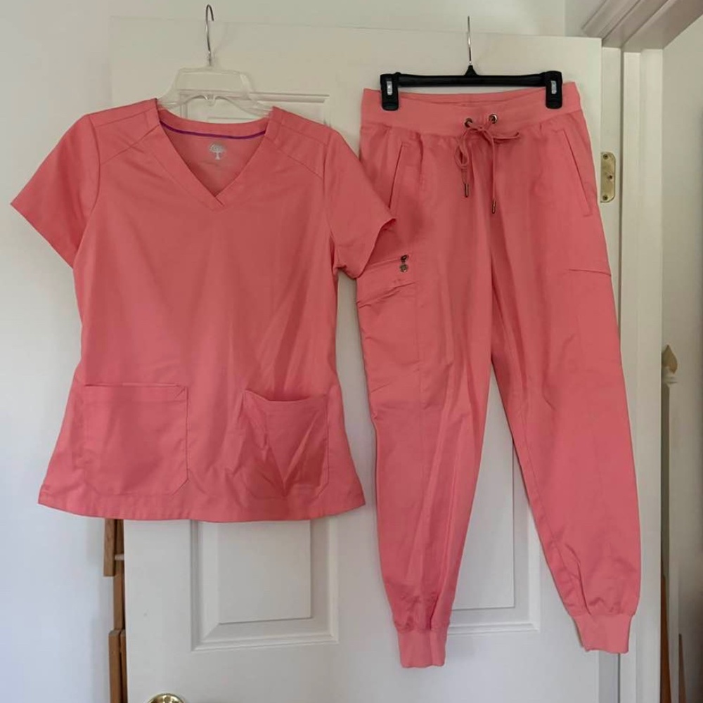 Healing Hands Small Peach Jogger  Scrub Set Worn 2 Times